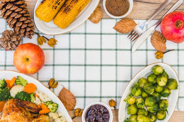 Foto gratuita tavolo festivo coperto con vari alimenti