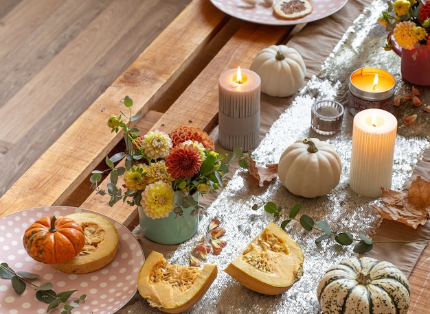 Foto gratuita tavola festosa con zucche e fiori di crisantemo