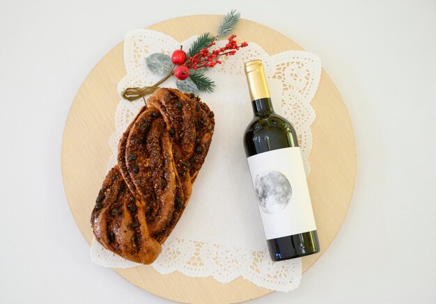 Праздничное вино и деревенский румынский сладкий хлеб с корицей Рождественская ветвь на боку