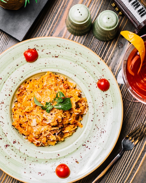 Foto gratuita vista superiore del cocktail sumakh della menta del pomodoro parmigiano del fungo del pollo della pasta di fettuccine