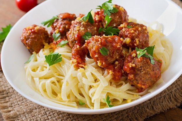 Foto gratuita fettuccine con polpette in salsa di pomodoro