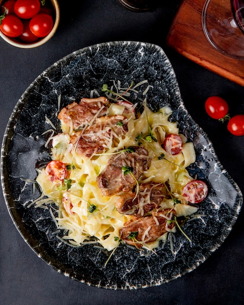 Foto gratuita fettuccine con vista dall'alto di pomodoro parmigiano di pollo