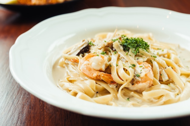 Free photo fettucine white cream sauce with shrimp and mushroom