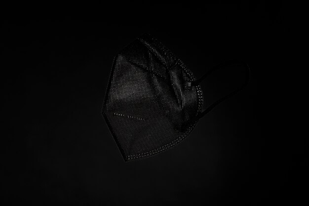 어두운 배경의 Ffp2 마스크