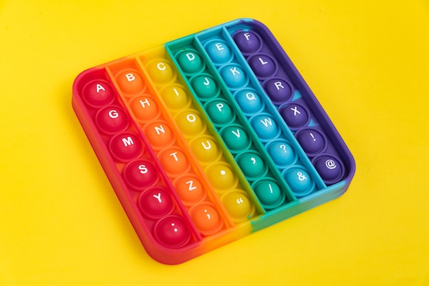 Бесплатное фото Игрушка fidget pop it цвета радуги - антистресс, веселье и познавательная способность