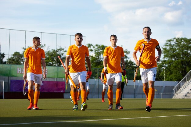 Foto gratuita giocatori di hockey su prato durante una partita di torneo