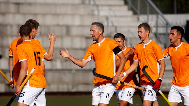 Foto gratuita giocatori di hockey su prato durante una partita di torneo