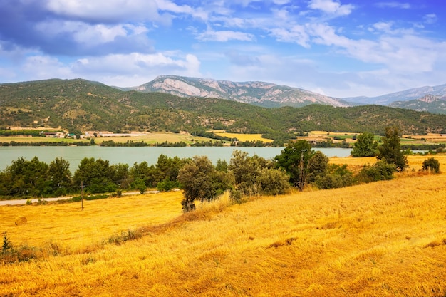 Foto gratuita campi nella valle del fiume