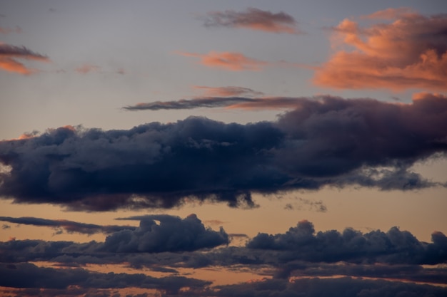 Огненно-оранжевое закатное небо и драматические темные кучевые облака, вечернее небо. красивое идеальное небо для ваших фотографий. небесный фон для наложения