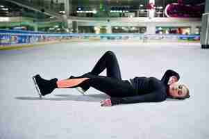 Foto gratuita donna pattinatrice alla pista di pattinaggio su ghiaccio