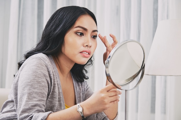 Филиппинская женщина поправляет макияж