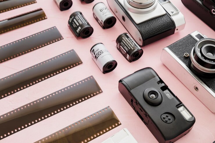 無料Photo カメラとロールの近くのフィルム作品