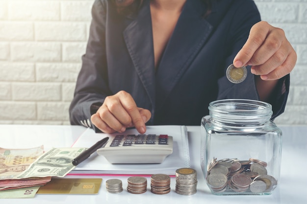 Free photo finance and accounting concept. business woman working on desk