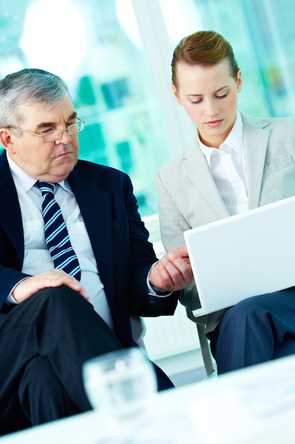 Free photo financial advisor helping his colleague