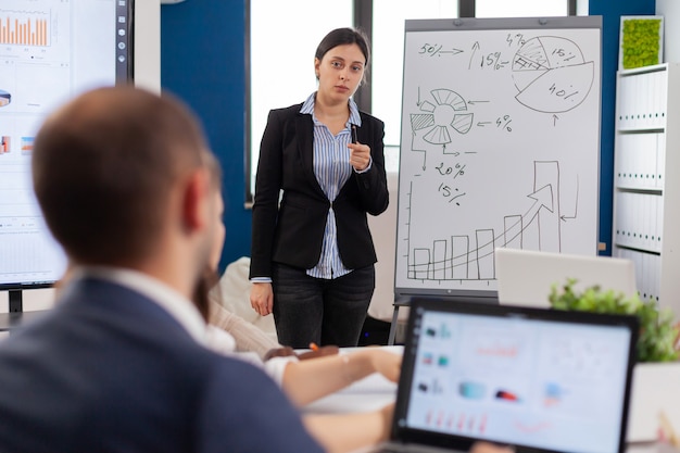 Free photo financial advisor holding a presentation for company in boardroom