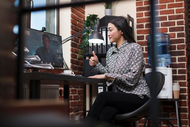 금융 회사 직원이 대행사 동료와 온라인 원격 화상 통화 회의에서 사업 계획에 대해 논의합니다. 프로젝트 관리자와 비즈니스 여성 인터넷 화상 회의입니다.