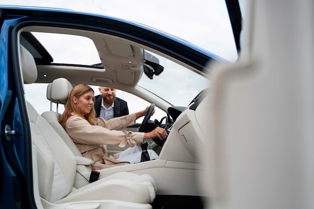 Foto gratuita donna finanziaria indipendente che acquista un'auto nuova