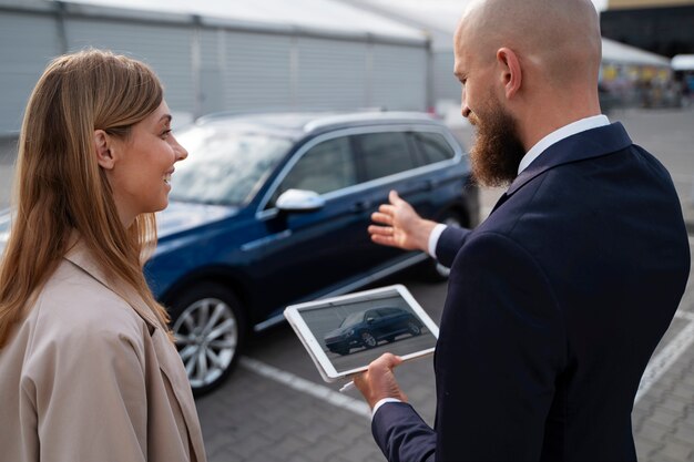 新しい車を買う経済的に独立した女性