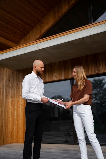 Foto gratuita donna finanziaria indipendente che compra casa nuova