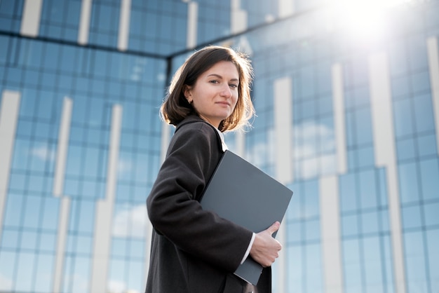 Foto gratuita donna finanziariamente indipendente che va al lavoro