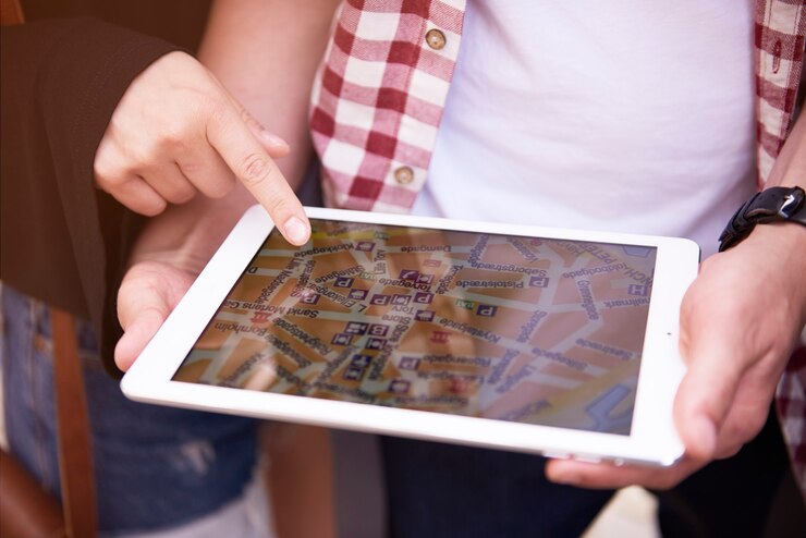 Free Photo finding out the shortest way back
