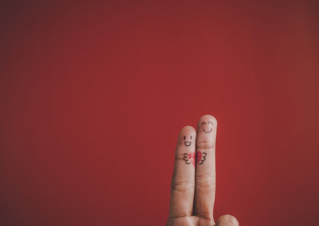 Палец с эмоциями на красном фоне