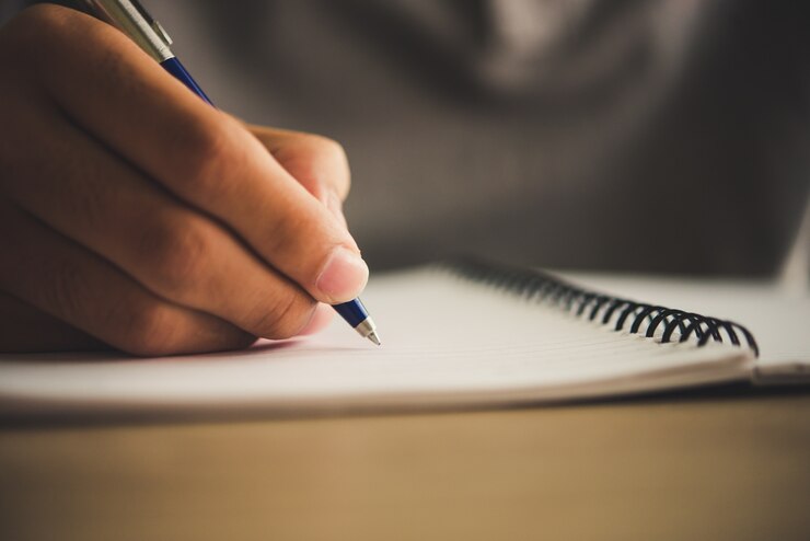 Free Photo fingers note report journalist filling