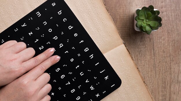 点字アルファベットボードに触れる指