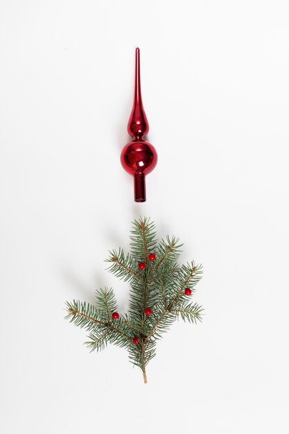 クリスマスツリーのおもちゃでモミの木の枝