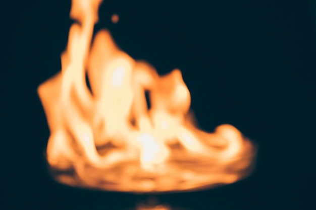 Бесплатное фото Пожар на размытом черном фоне