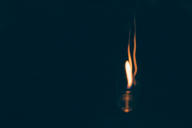 テキーラの炎は黒の背景に撮影