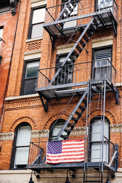 Foto gratuita scala antincendio con bandiera usa