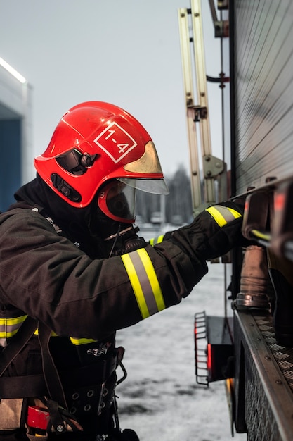 Vigile del fuoco pronto per la sua missione