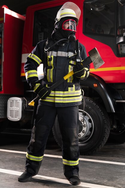 防護服と防火マスクを装備した駅の消防士
