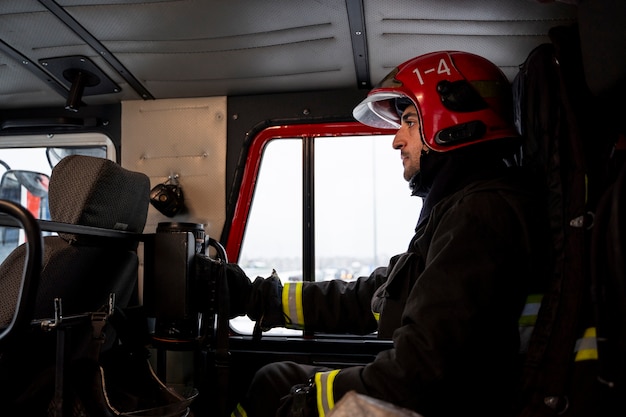 Foto gratuita vigili del fuoco pronti per la sua missione