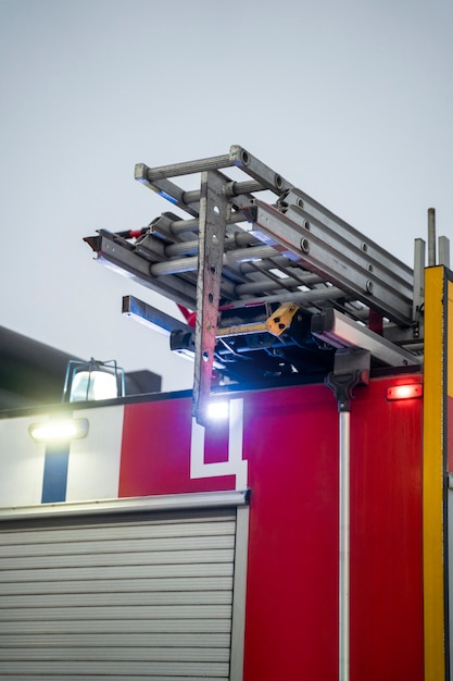 Foto gratuita camion dei vigili del fuoco pronto per la sua missione