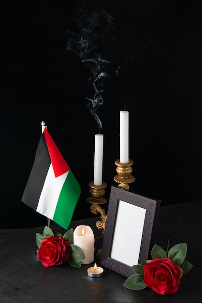 팔레스타인 국기와 어두운 표면에 꽃과 불없는 촛불