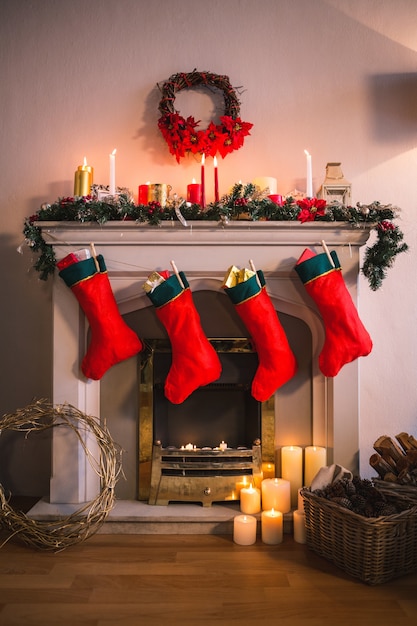 無料写真 クリスマスモチーフと赤い靴下で飾られた暖炉