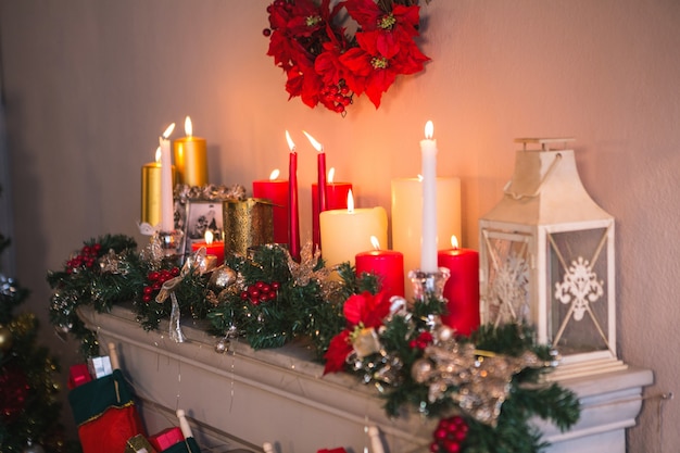 クリスマスのモチーフで飾られた暖炉