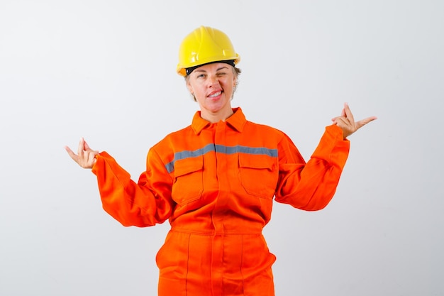 Пожарная женщина в униформе с защитным шлемом