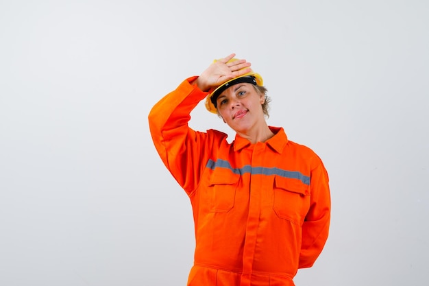 Foto gratuita vigile del fuoco nella sua uniforme con un casco di sicurezza