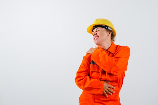 Foto gratuita vigile del fuoco nella sua uniforme con un casco di sicurezza