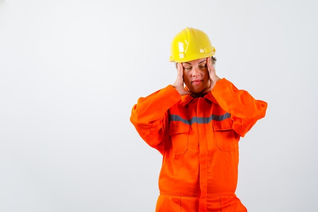 Бесплатное фото Пожарная женщина в униформе с защитным шлемом