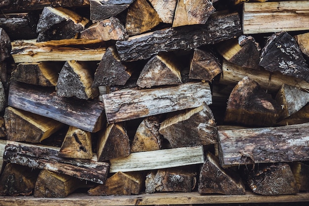Sfondo di legna da ardere legna da ardere tagliata su una pila