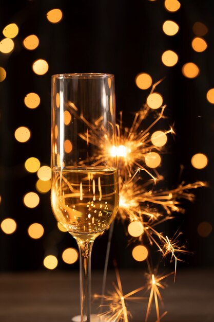 新年の夜に花火とシャンパン