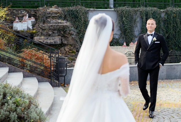 Free photo first meeting of bride and groom outdoors