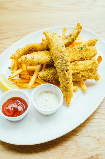 Pesce e chip con patatine fritte