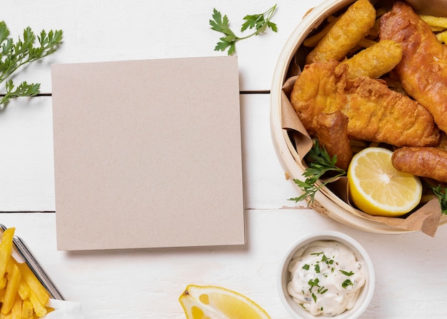 Рыба и чипсы в миске с лимоном и картой