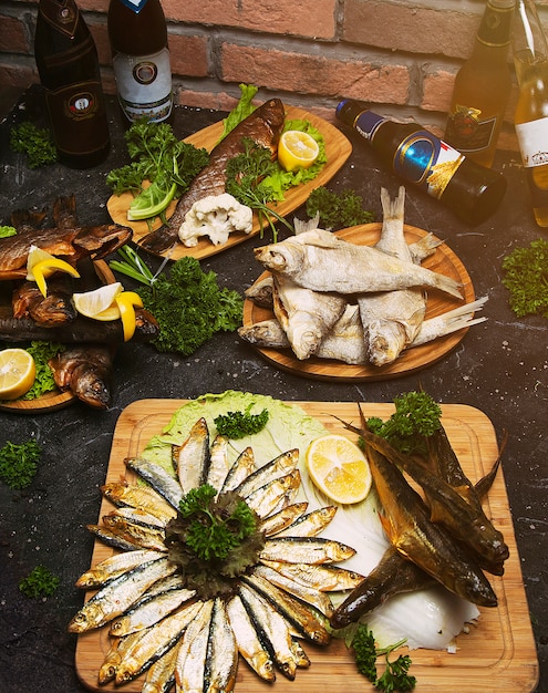 様々な食材を使った魚料理料理。まな板の上のレモン、ニンニク、ハーブ、スパイスと生のシーバス。健康食品やダイエット栄養の概念。