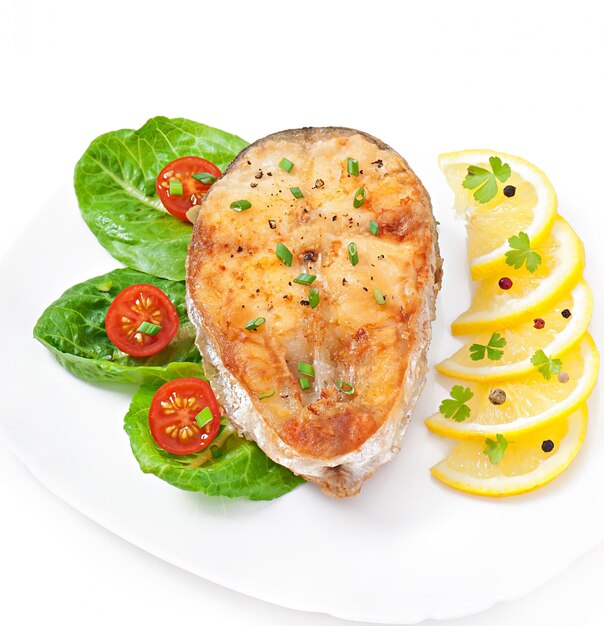 Рыбное блюдо - жареное филе рыбы с овощами